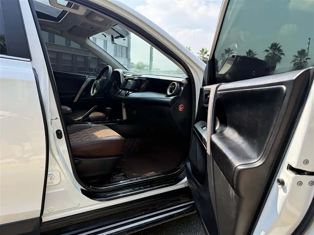 Toyota RAV4 — фото 9