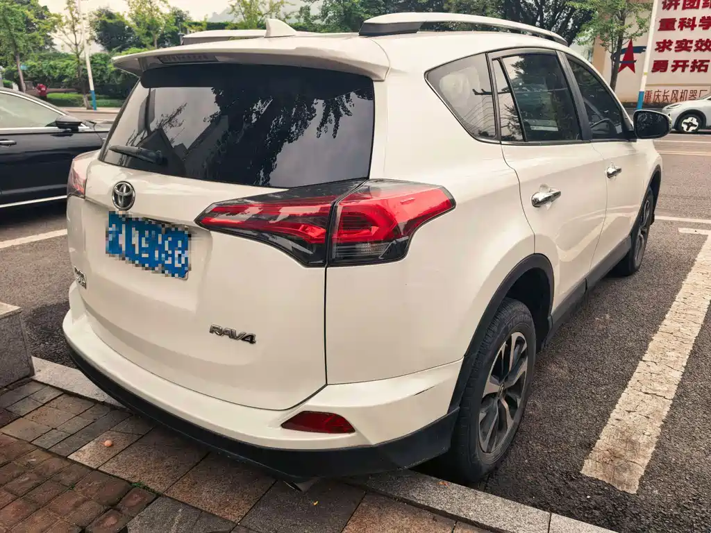 Toyota RAV4 — фото 2