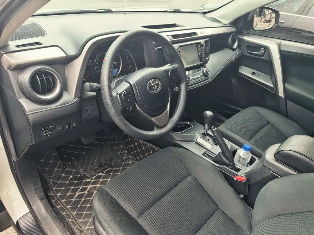 Toyota RAV4 — фото 5