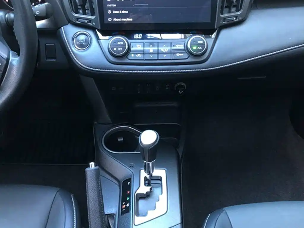 Toyota RAV4 — фото 11