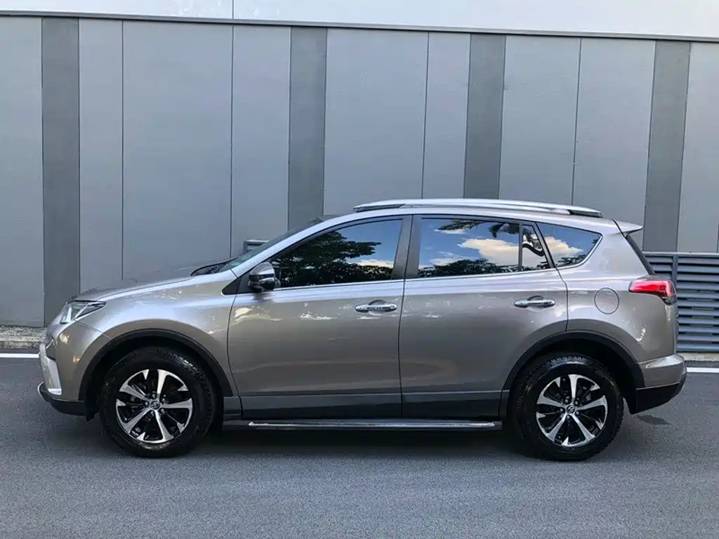 Toyota RAV4 — фото 14