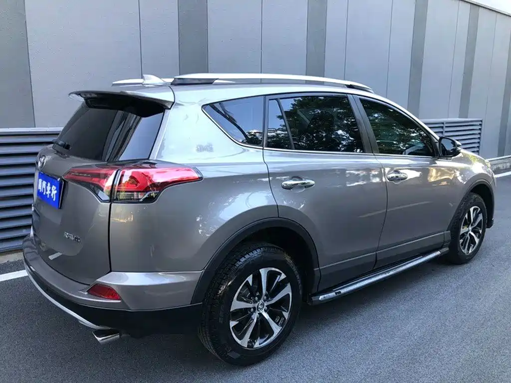 Toyota RAV4 — фото 15
