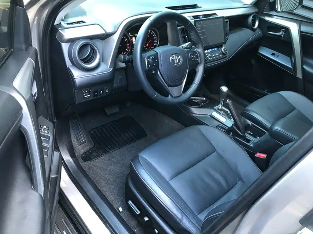 Toyota RAV4 — фото 8