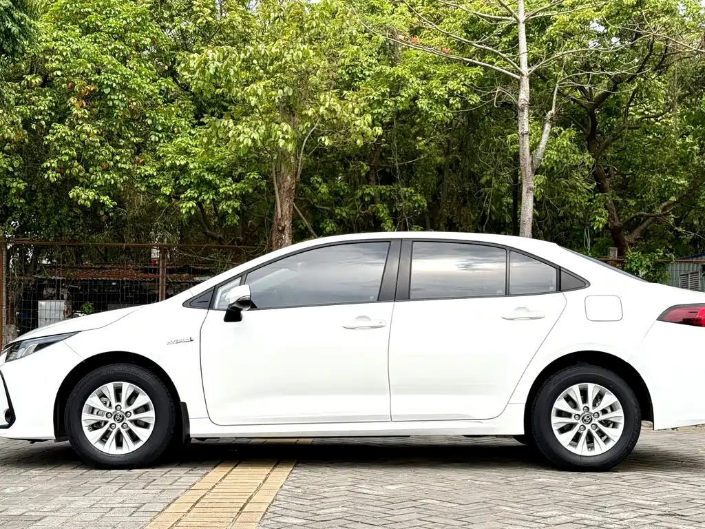 Toyota Corolla — фото 4