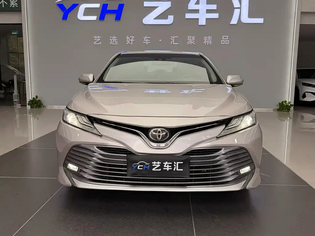 Toyota Camry — фото 3