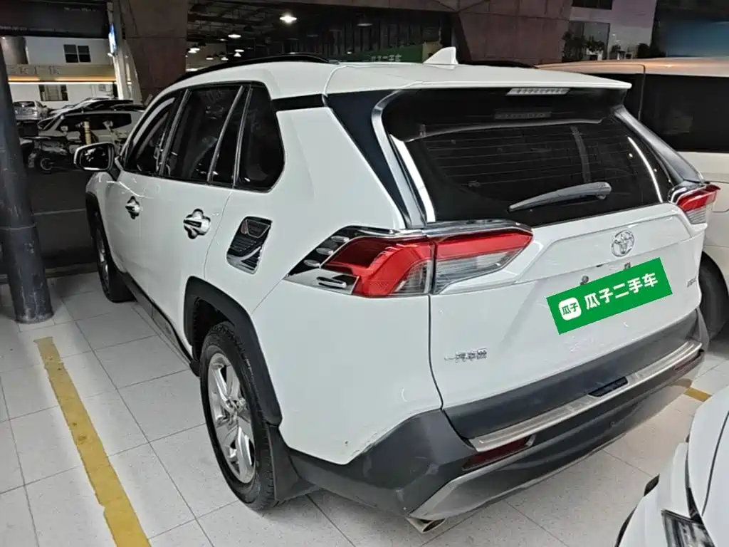 Toyota RAV4 — фото 5
