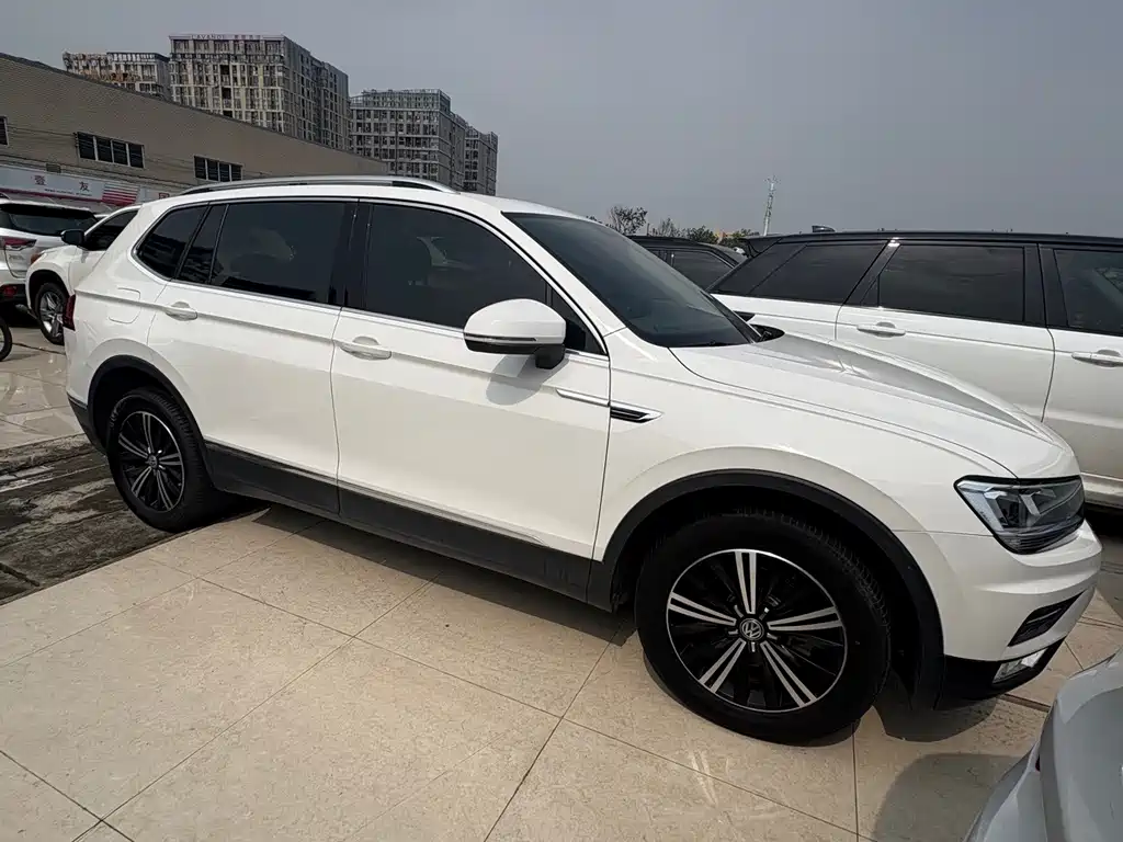Volkswagen Tiguan L — фото 4