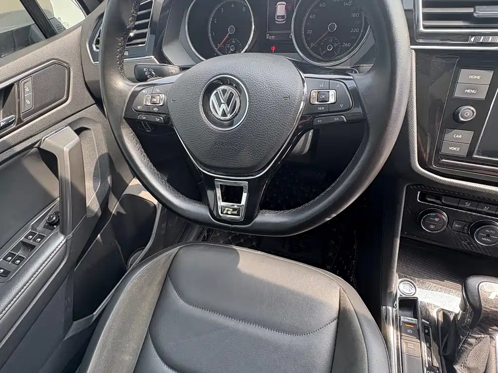 Volkswagen Tiguan L — фото 9