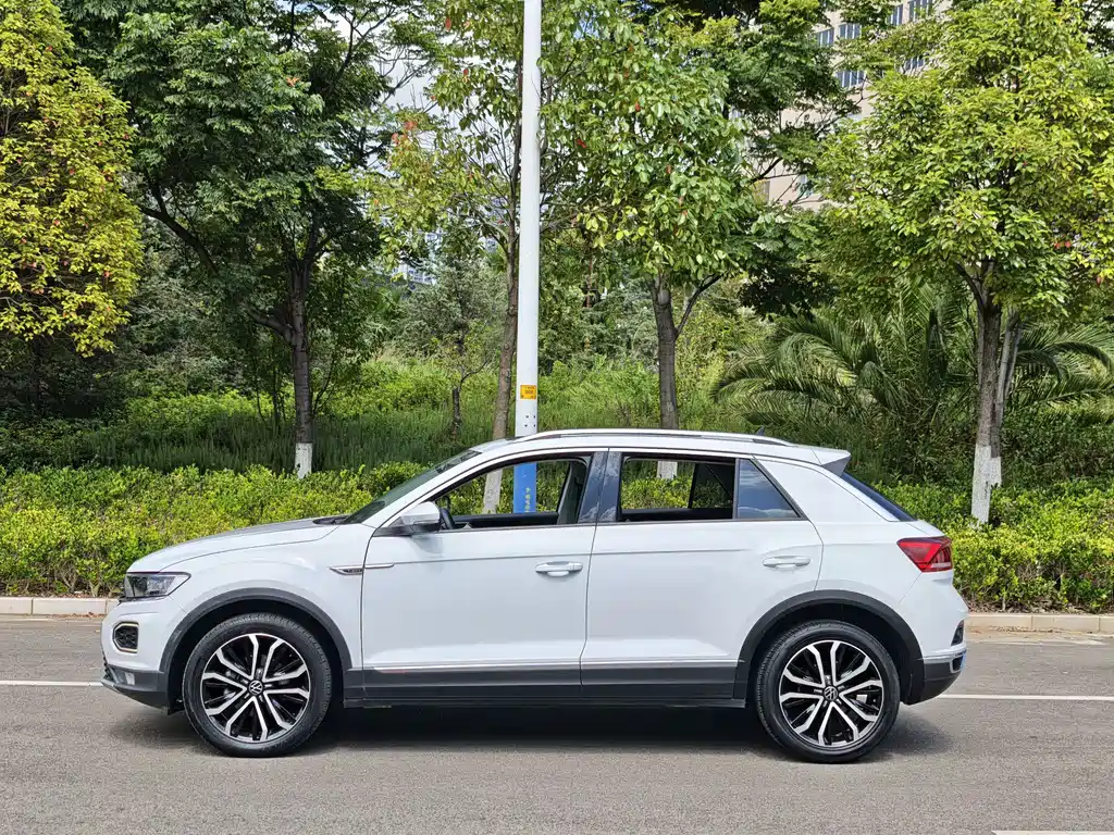 Volkswagen T-Roc — фото 10