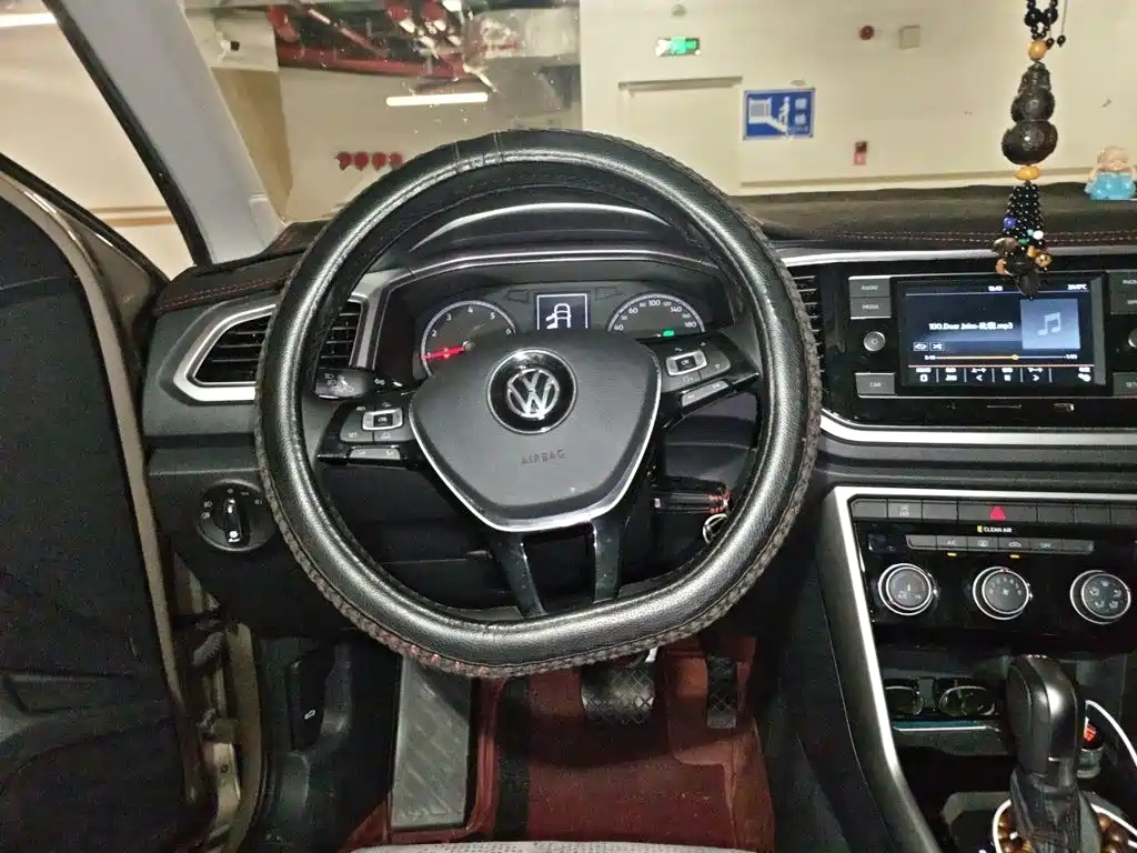 Volkswagen T-Roc — фото 6