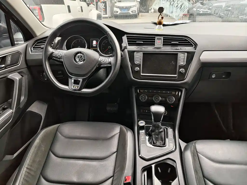 Volkswagen Tiguan L — фото 5