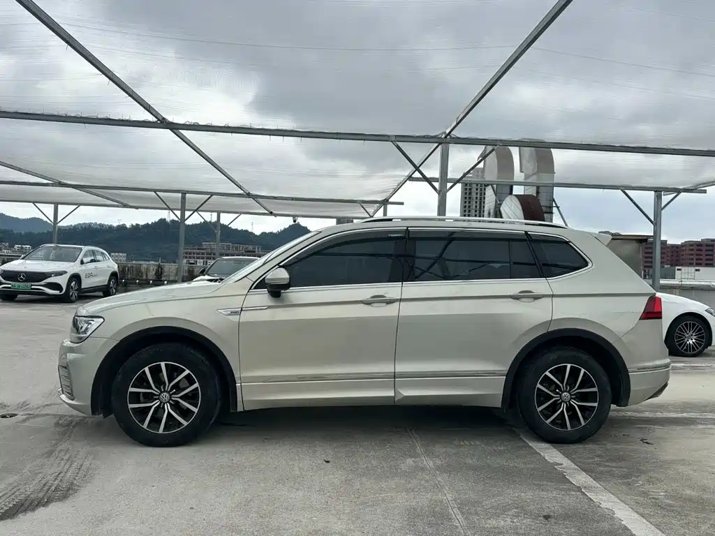 Volkswagen Tiguan L PHEV — фото 7