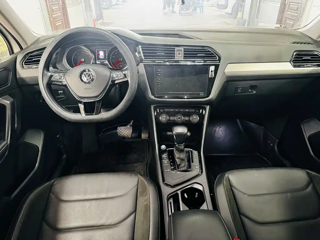 Volkswagen Tiguan L — фото 4