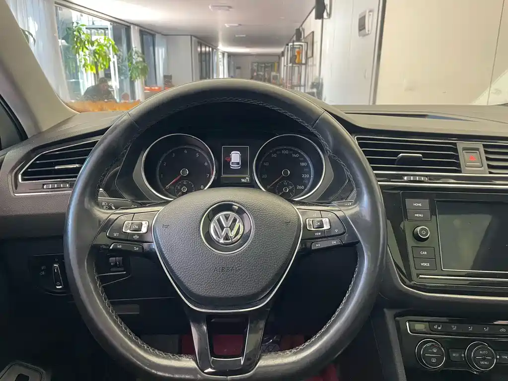 Volkswagen Tiguan L — фото 11