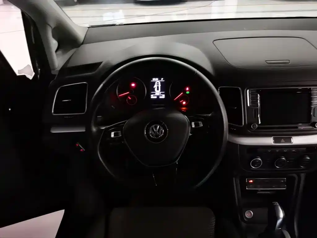 Volkswagen Sharan — фото 11