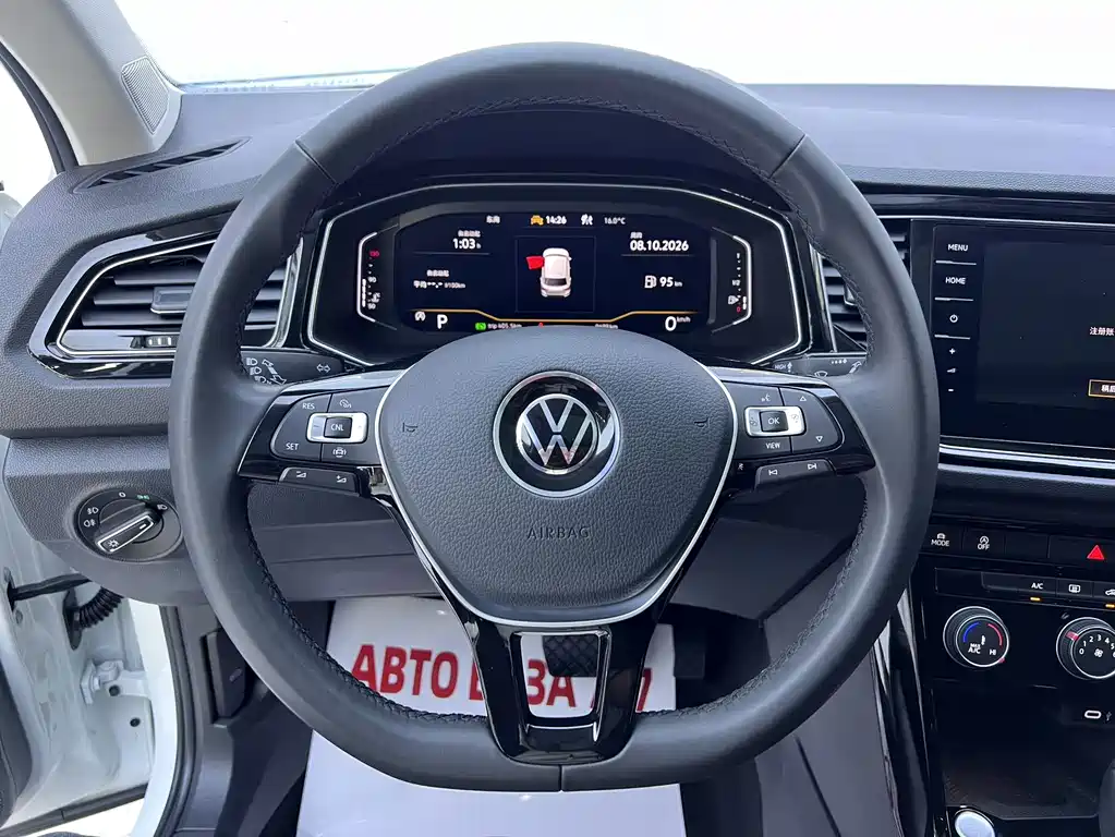 Volkswagen T-Roc — фото 10