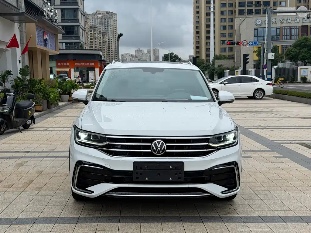 Volkswagen Tiguan L — фото 2