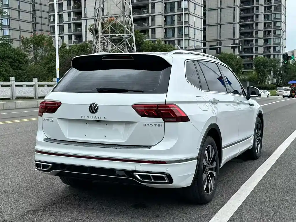 Volkswagen Tiguan L — фото 9