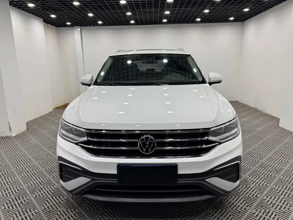 Volkswagen Tiguan L — фото 2