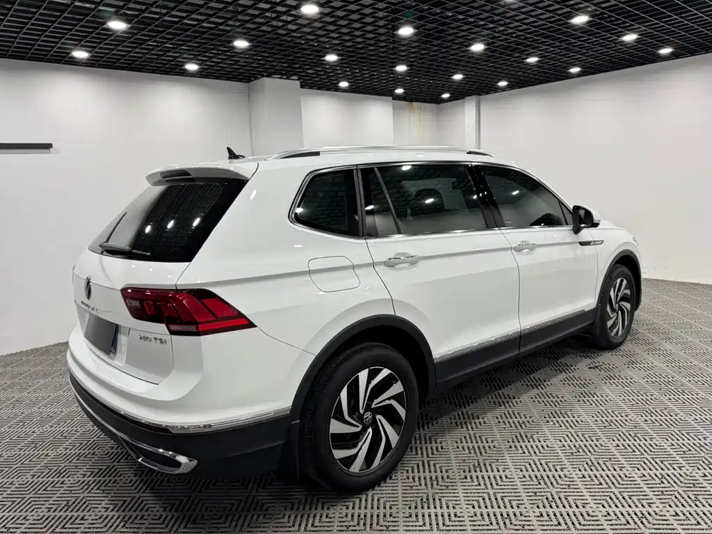 Volkswagen Tiguan L — фото 7