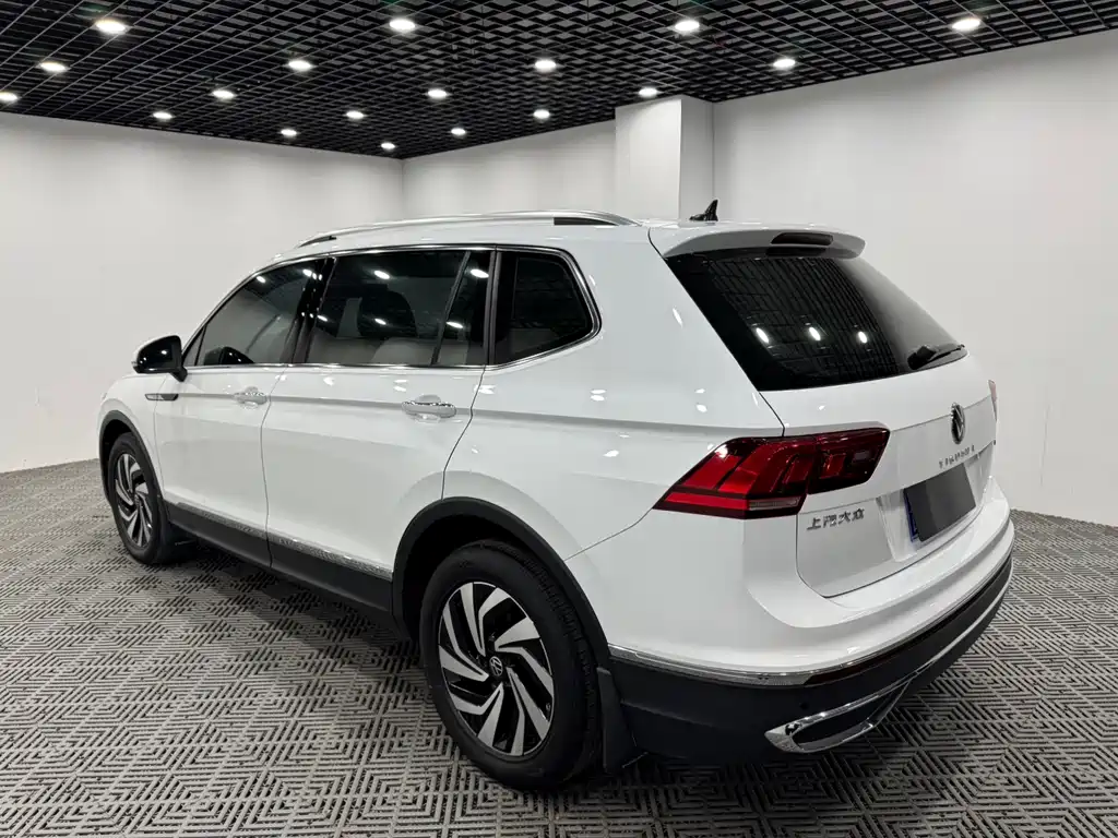 Volkswagen Tiguan L — фото 9