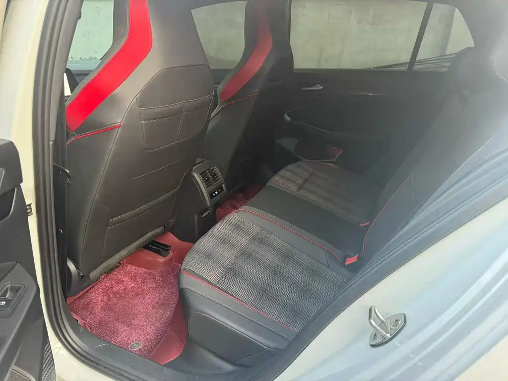 Volkswagen Golf GTI — фото 8