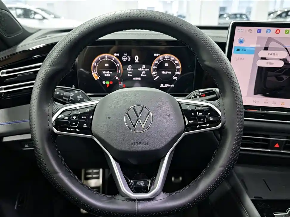 Volkswagen Tiguan L — фото 11