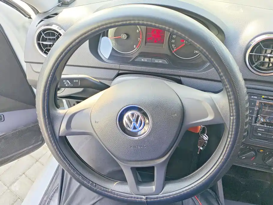 Volkswagen Jetta — фото 15