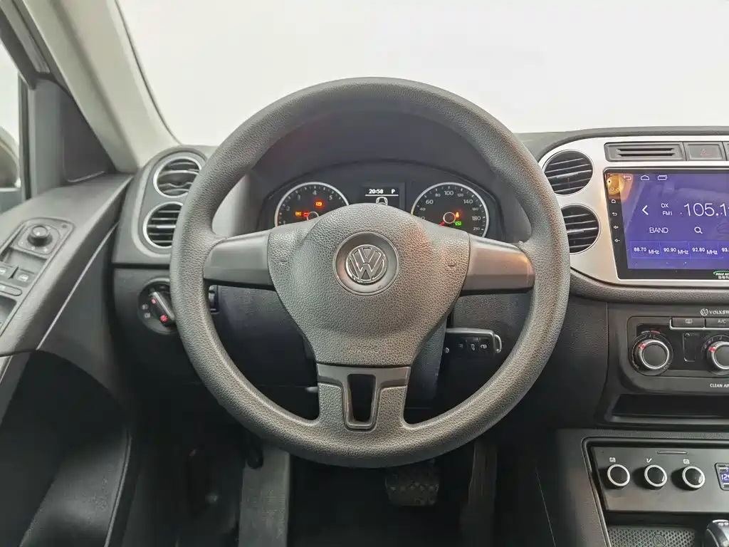 Volkswagen Tiguan — фото 11