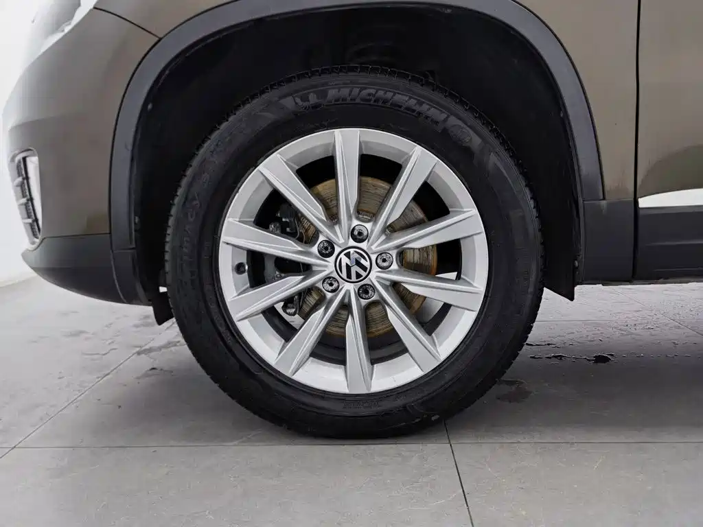 Volkswagen Tiguan — фото 17