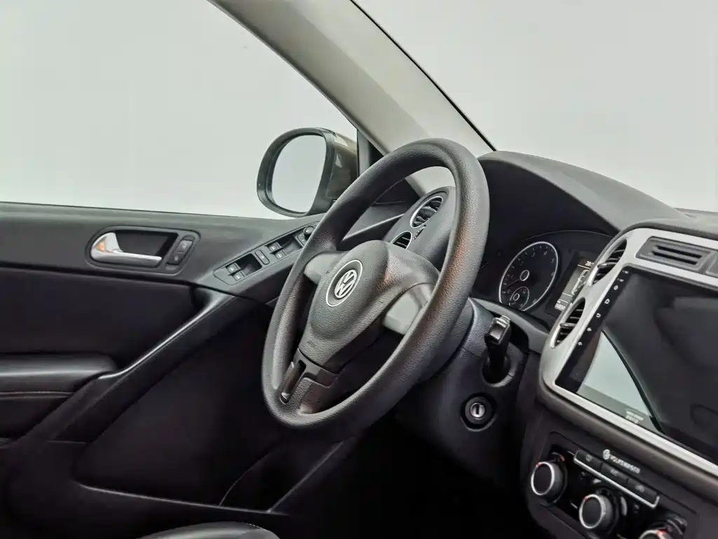 Volkswagen Tiguan — фото 22
