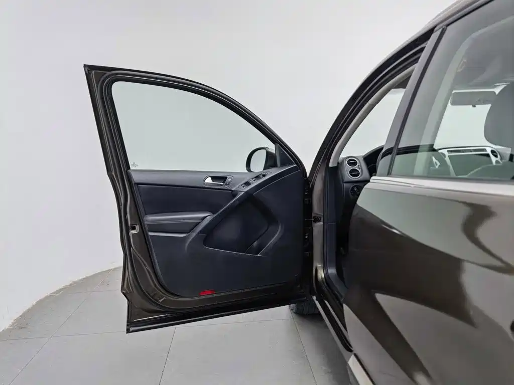 Volkswagen Tiguan — фото 8