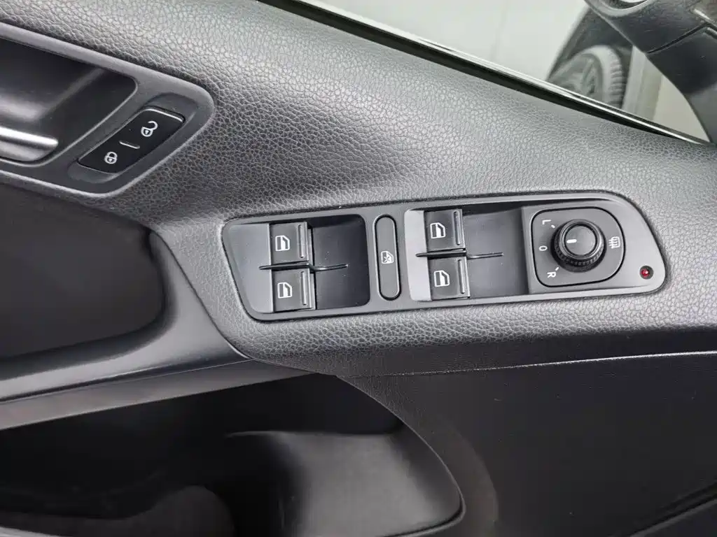 Volkswagen Tiguan — фото 9