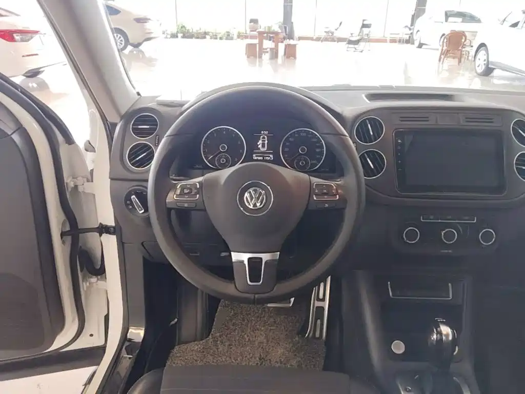 Volkswagen Tiguan — фото 11