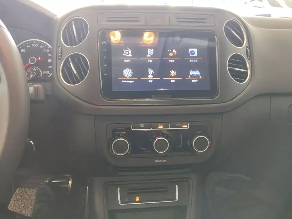 Volkswagen Tiguan — фото 13
