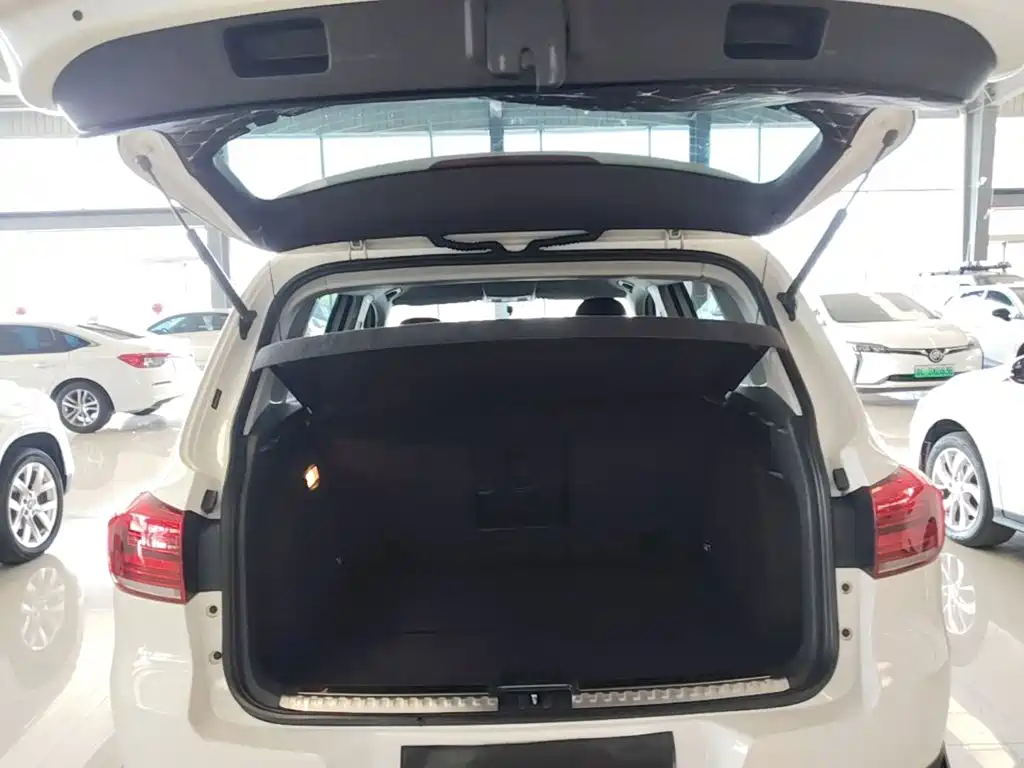 Volkswagen Tiguan — фото 19