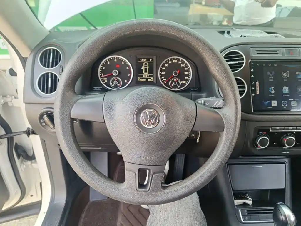 Volkswagen Tiguan — фото 11