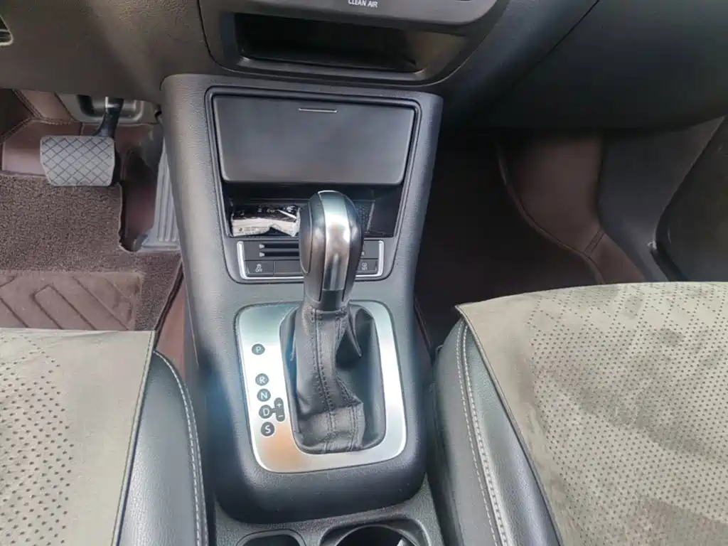 Volkswagen Tiguan — фото 14