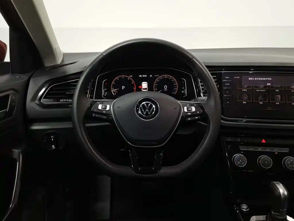 Volkswagen T-Roc — фото 11