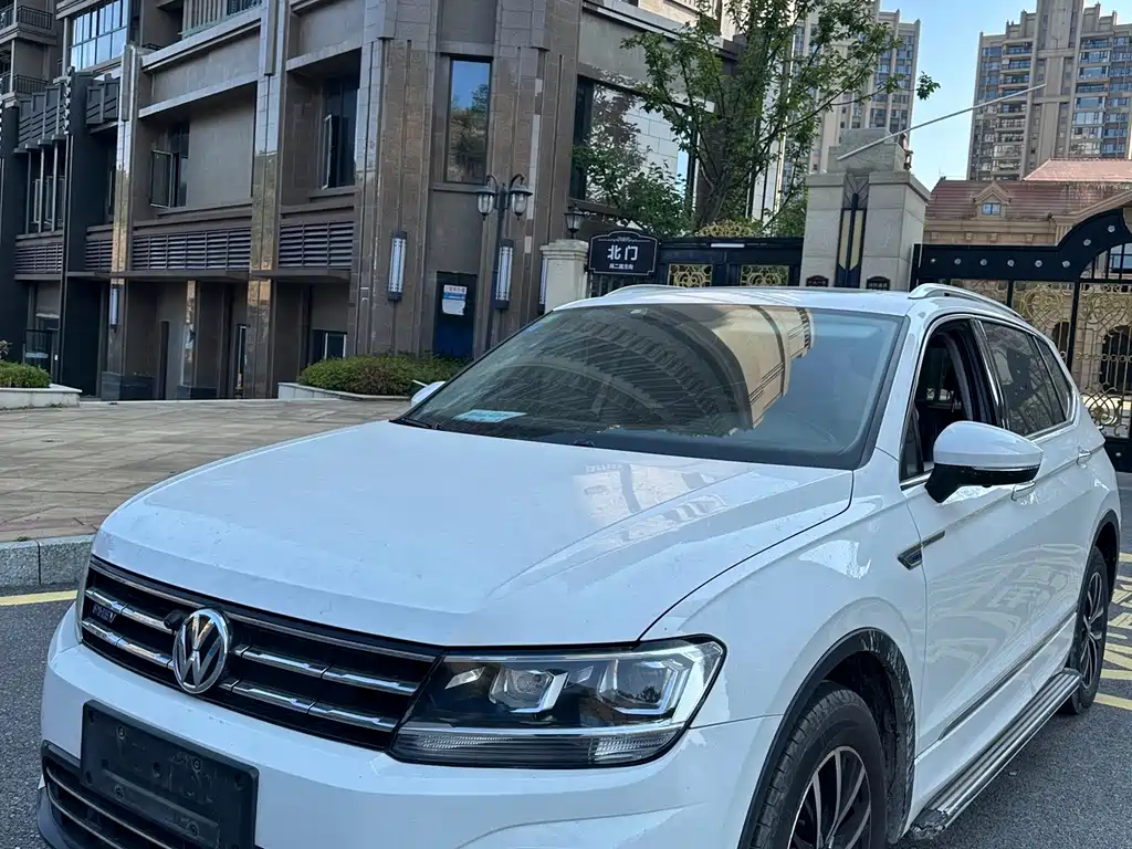 Volkswagen Tiguan L PHEV — фото 3