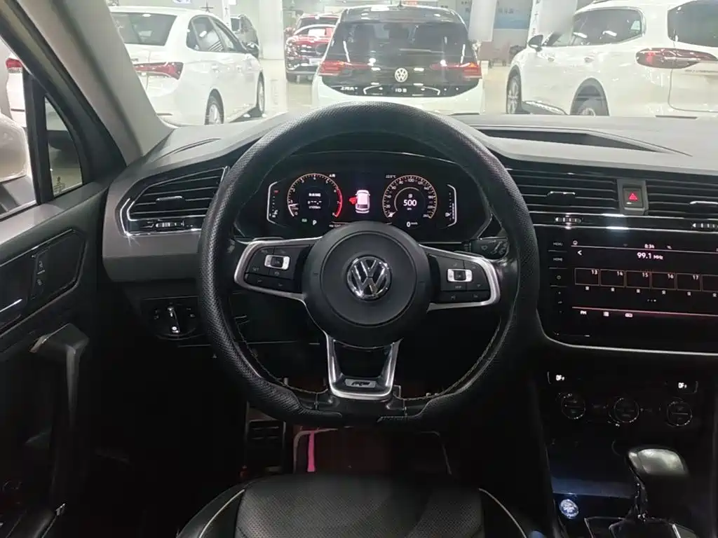 Volkswagen Tiguan L — фото 11