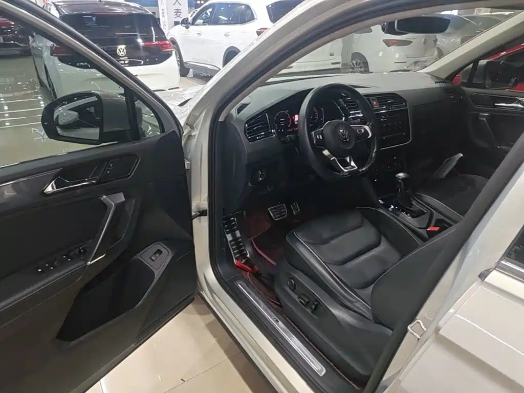 Volkswagen Tiguan L — фото 16