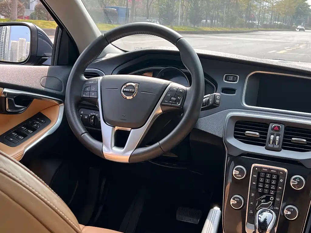 Volvo V40 — фото 10