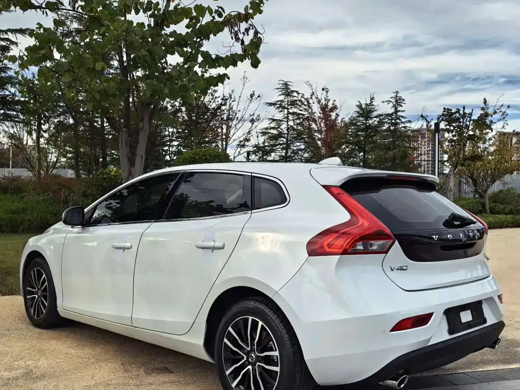 Volvo V40 — фото 2
