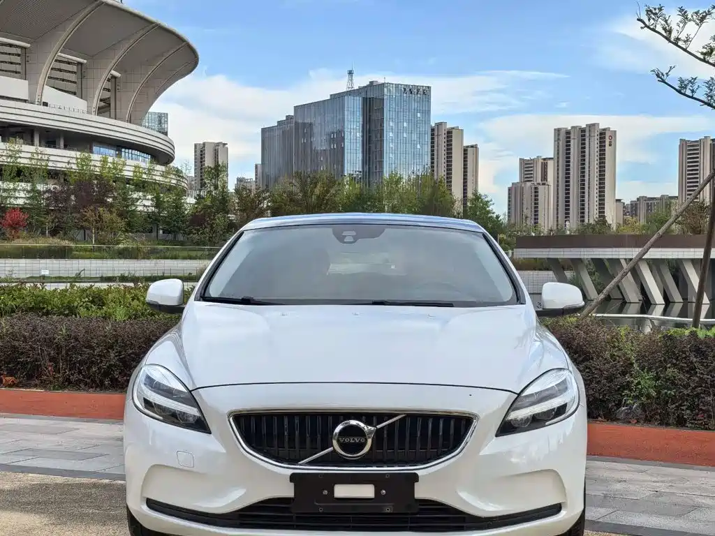 Volvo V40 — фото 8
