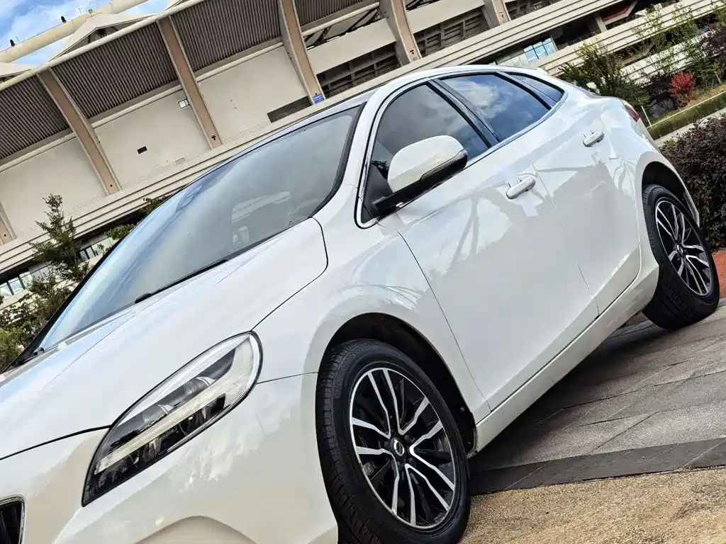 Volvo V40 — фото 10
