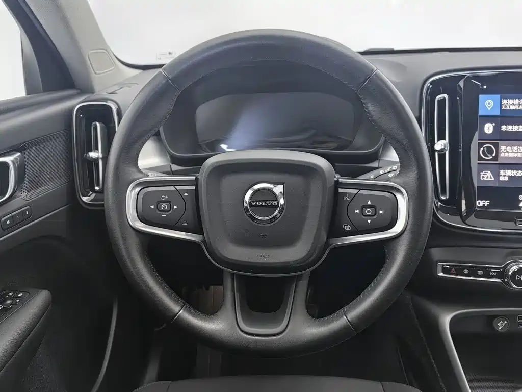 Volvo XC40 — фото 11