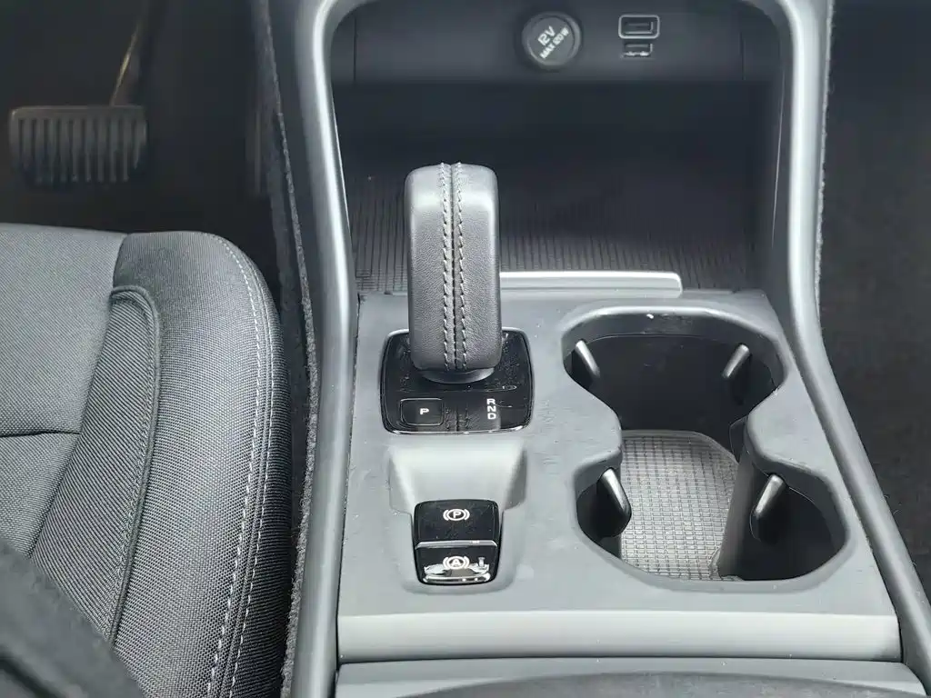 Volvo XC40 — фото 13