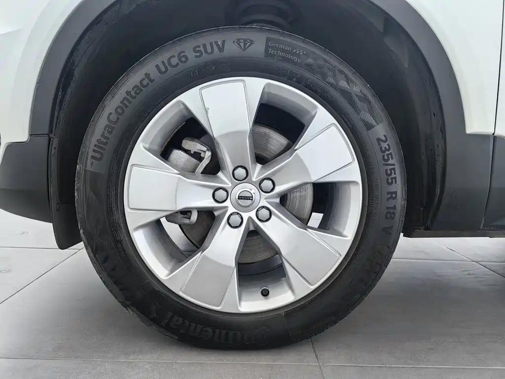 Volvo XC40 — фото 17