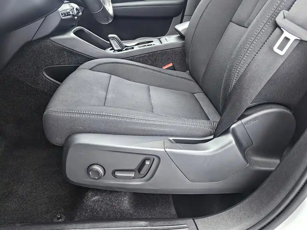 Volvo XC40 — фото 20